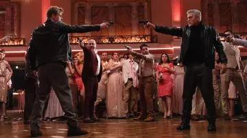 Vestuario de la película Wolfs: George Clooney lleva una chaqueta de cuero negra para interpretar al hombre de Margaret