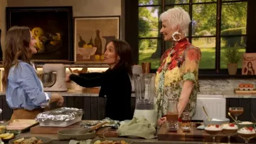 Blouse Alice + Olivia Brentley Bow portée par Cristina Ferrare telle que vue dans The Drew Barrymore Show le 30 septembre 2024