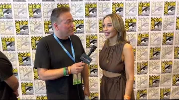 Tara Srong lleva un vestido largo marrón con cuello redondo para la entrevista de la alfombra roja de la Comic Con de San Diego 2022