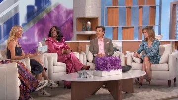 La robe portefeuille à imprimé floral Kooples portée par Natalie Morales vue dans The Talk le 30 septembre 2024