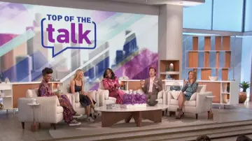 Zapatilla Dior Walk'n'Dior Platform usada por Tabitha Brown en The Talk el 30 de septiembre de 2024