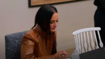 Blouson en cuir Fendi porté par Lisa Barlow comme on le voit dans The Real Housewives of Salt Lake City (S05E03)