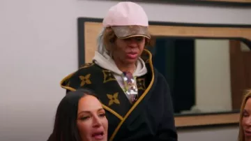 Gorra Louis Vuitton LV Get Ready usada por Mary Cosby como se ve en The Real Housewives of Salt Lake City (T05E03)