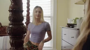 Pull & Bear Lettuce Edge Crop Top en lilas porté par Moriah Plath comme on le voit dans Welcome to Plathville (S06E09)
