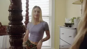 Top corto Pull & Bear Lettuce Edge en lila usado por Moriah Plath como se ve en Welcome to Plathville (T06E09)