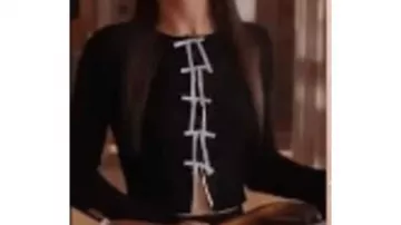 Vestuario de Emily en París: Genevieve (Thalia Besson) lleva un cárdigan Bow en negro de Kimchi Blue en la temporada 4, episodio 7 de la serie de televisión