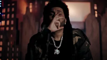 The Weeknd porte un collier XO dans son clip Timeless with Playboi Carti