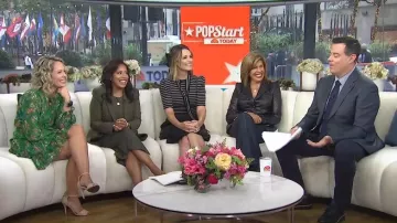 Suéter de cachemira a rayas con cuello corbatado de Michael Kors usado por Savannah Guthrie visto en Today el 3 de octubre de 2024
