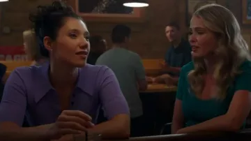 Haut A.L.C. Amari porté par Violet Mikami (Hanako Greensmith) tel qu’on le voit dans Chicago Fire (S13E01)