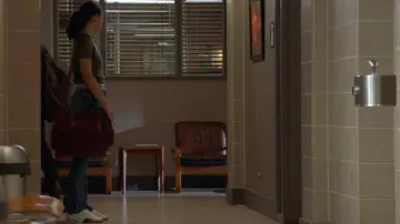 Baskets Dolce Vita Zina en Blanc / Noir portées par Violet Mikami (Hanako Greensmith) comme on le voit dans Chicago Fire (S13E01)
