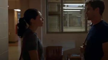 J. Crew Pull-Polo en dentelle de cachemire pointelle en Hthr Charcoal porté par Violet Mikami (Hanako Greensmith) comme on le voit dans Chicago Fire (S13E01)