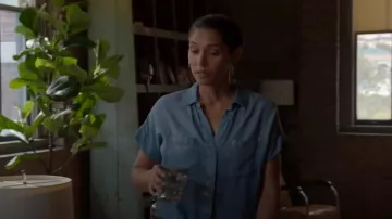 Chemise en chambray à nouer sur le devant Bella Dahl portée par Stella Kidd (Miranda Rae Mayo) comme on le voit dans Chicago Fire (S13E01)