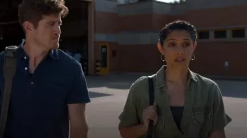 AG Adriano Goldschmied Anson Top en Sulfur Climbing Ivy porté par Stella Kidd (Miranda Rae Mayo) comme on le voit dans Chicago Fire (S13E01)