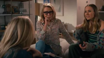 Chemise à manches longues Paul Smith Liberty portée par Lynn (Stephanie Faracy) comme on le voit dans Nobody Wants This (S01E08)