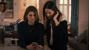 Sandro Killim Cárdigan recortado usado por Esther Roklov (Jackie Tohn) como se ve en Nadie quiere esto (T01E08)