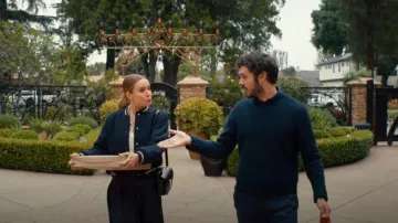 Alessandra Rich Falda midi plisada de lunares de seda y crepé usada por Joanne (Kristen Bell) como se ve en Nadie quiere esto (S01E09)