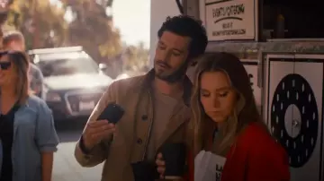 Buck Mason Dry Waxed Canvas N1 Deck Jacket usado por Noah Roklov (Adam Brody) como se ve en Nadie quiere esto (T01E10)
