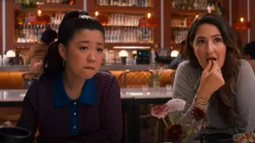 Polo à motif géométrique Wales Bonner porté par Ashley (Sherry Cola) comme on le voit dans Nobody Wants This (S01E10)