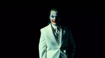 Costumes from  Joker: Folie à Deux: Arthur Fleck (Joaquin Phoenix) wears White Blazer Jacket