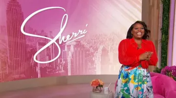 Alice + Olivia Basquiat Tina Jupe longue à imprimé graphique portée par Sherri Shepherd comme on le voit à Sherri le 4 octobre 2024
