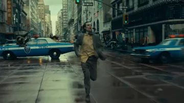 Get the costumes of Joker: Folie à Deux: Arthur Fleck (Joaquin Phoenix) wears Brown suit with yellow shirt and striped tie in the movie