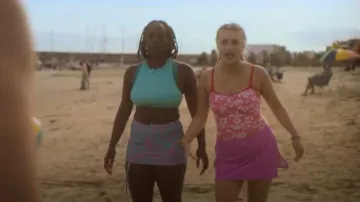 Haut tankini Regatta Aceana II Hibiscus en Peach Bloom porté par Imogen Heaney (Rhea Norwood) comme on le voit dans Heartstopper (S03E01)