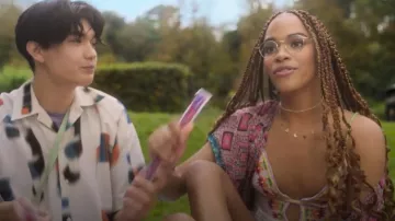 Miss Selfridge Beach Baby Doll Embroidered Mini Dress in Cream portée par Elle Argent (Yasmin Finney) comme on le voit dans Heartstopper (S03E01)