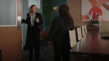 Bolso de mano de cuero texturizado Saint Laurent Shopper usado por la Dra. Meredith Grey (Ellen Pompeo) como se ve en Grey's Anatomy (T21E02)