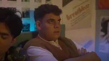 Bershka Fluffy Vest in Camel worn by Isaac Henderson (Tobie Donovan) as seen in Heartstopper (S03E02)