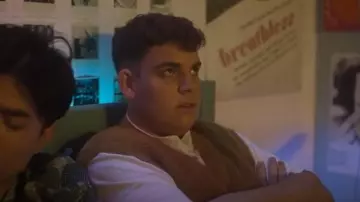 Bershka Fluffy Vest in Camel worn by Isaac Henderson (Tobie Donovan) as seen in Heartstopper (S03E02)