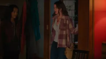 Avec Les Filles Camisa Shacket Púrpura a cuadros con cremallera usada por el Dr. Jules Millin (Adelaide Kane) como se ve en Grey's Anatomy (T21E02)