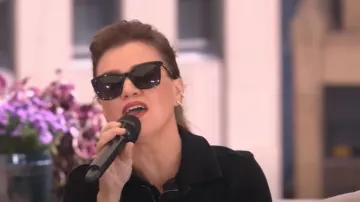 Gafas de sol cuadradas Chanel 5374-B usadas por Kelly Clarkson como se ve en The Kelly Clarkson Show el 24 de septiembre de 2024