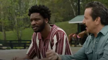 PacSun Polo en tricot boutonné bordeaux porté par Tyson (Jay Will) comme on le voit dans Tulsa King (S02E02)