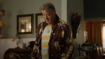 Conjunto de chándal Royal Floral Tiger para hombre de G-Style USA usado por Dwight 'The General' Manfredi (Sylvester Stallone) como se ve en Tulsa King (S02E02)