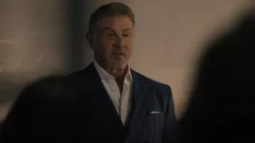 Leon Suits Navy W/Vertical Striped Double Breasted Suit porté par Dwight 'The General' Manfredi (Sylvester Stallone) comme on le voit dans Tulsa King (S02E03)