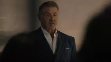 Trajes de Leon azul marino con traje cruzado de rayas verticales usado por Dwight 'El General' Manfredi (Sylvester Stallone) como se ve en Tulsa King (S02E03)