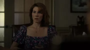ASTR The Label Floral Col Carré Fente Devant Robe Midi portée par Clara comme on le voit dans Tulsa King (S02E03)