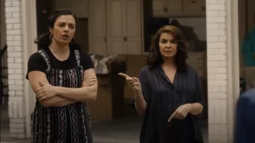 Salopette En Creme Riley portée par Tina Manfredi (Tatiana Lia Zappardino) comme on le voit dans Tulsa King (S02E03)
