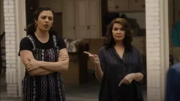 Salopette En Creme Riley portée par Tina Manfredi (Tatiana Lia Zappardino) comme on le voit dans Tulsa King (S02E03)