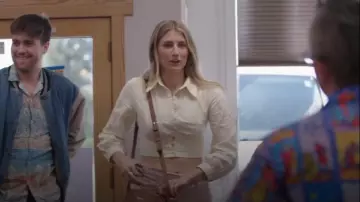 Blusa corta fruncida con cuello tejido de sidra usada por Olivia Plath como se ve en Welcome to Plathville (S06E11)