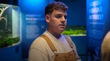 Dickies Duck Canvas Classic Overalls in Brown worn by Isaac Henderson (Tobie Donovan) as seen in Heartstopper (S03E03)