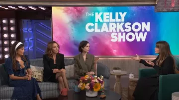 Vestido midi de seda con botones fruncidos y lunares adornado con lazos de Ashley Park como se ve en The Kelly Clarkson Show el 30 de septiembre de 2024