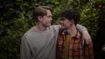 Adidas Originals Adicolor 70s Sweatshirt in Green worn by Nick Nelson (Kit Connor) as seen in Heartstopper (S03E03)