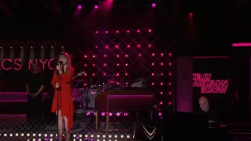 Vestido Stella McCartney con costuras asimétricas recortadas en rojo lápiz labial usado por Kelly Clarkson como se ve en The Kelly Clarkson Show el 3 de octubre de 2024