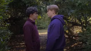Vans Owen 1/4 Zip Sweatshirt in Burgundy worn by Charlie Spring (Joe Locke) as seen in Heartstopper (S03E04)