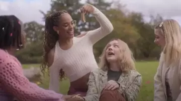 Abercrombie & Fitch Halter Neck off Shoulder Knit in Cream worn by Elle Argent (Yasmin Finney) as seen in Heartstopper (S03E04)