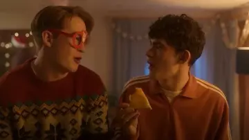 Adidas Originals Adicolor 3 Stripe Long Sleeve 1/2 Zip Polo en Orange porté par Charlie Spring (Joe Locke) comme on le voit dans Heartstopper (S03E05)