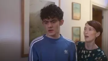 Adidas 3 bandes ras du cou en Blue Bird porté par Charlie Spring (Joe Locke) comme on le voit dans Heartstopper (S03E05)