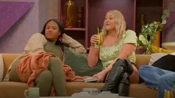 Top de seda Shein usado por Hannah Jiles como se ve en Love Is Blind (S07E01)