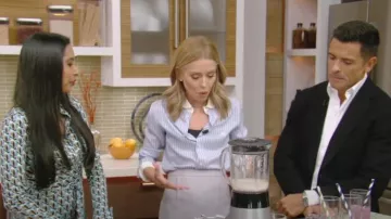 Chemise Celine Romy en soie rayée portée par Kelly Ripa comme on le voit en LIVE avec Kelly et Mark le 4 octobre 2024